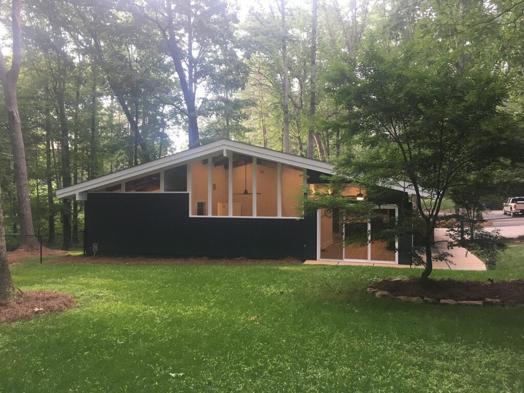 House Tour: Period Perfection 1973 Mid-Century Modern 7 1973-Mid-Century-Modern-backyard-fence