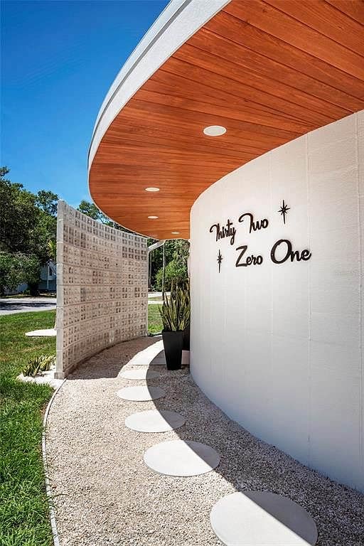 House Tour: A MCM transformation 3201 Peachtree St.