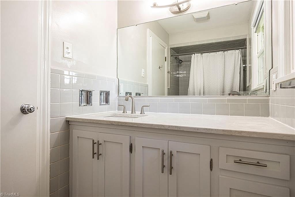 Mid-Century bathroom with painted tile